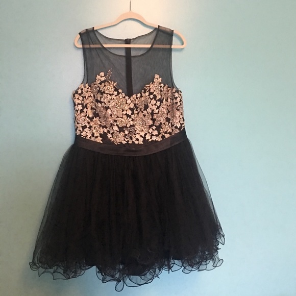 Dresses & Skirts - Black and Gold Homecoming Dress
